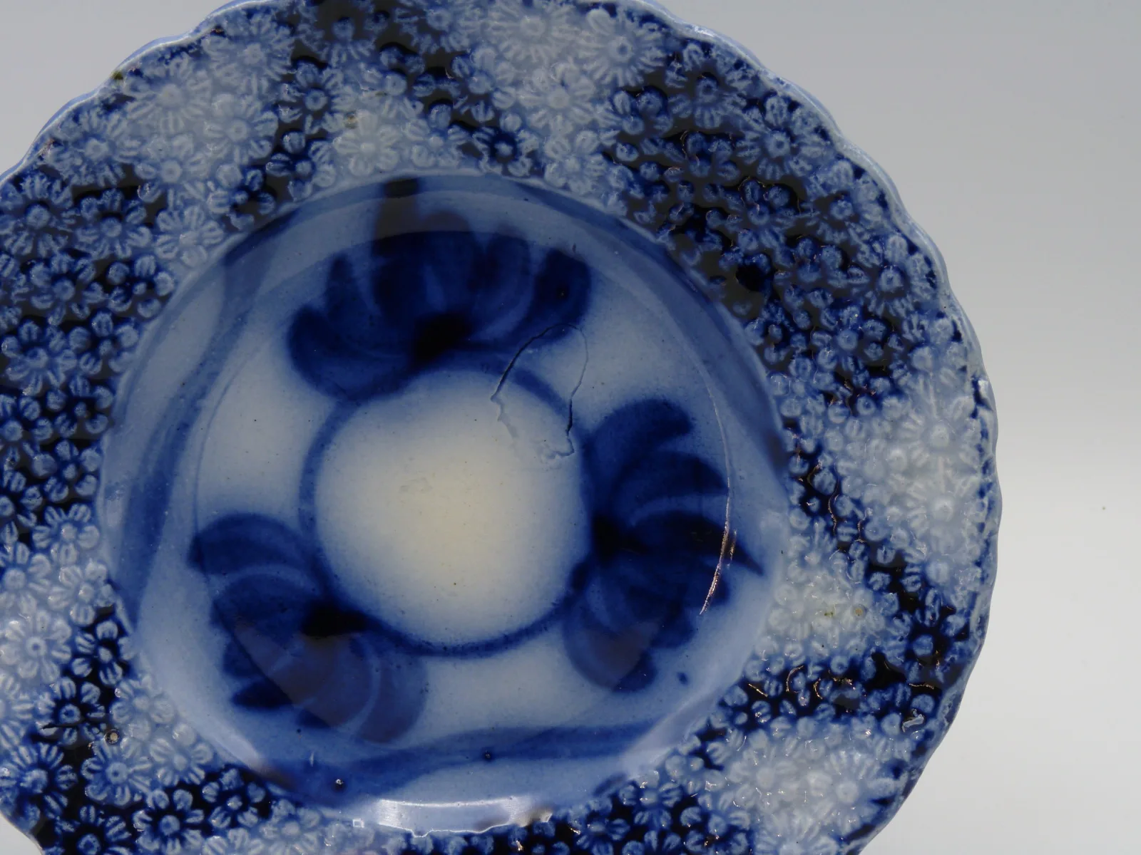 Flow Blue Brushstroke Daisy Rimmed Childs Plate - Image 2