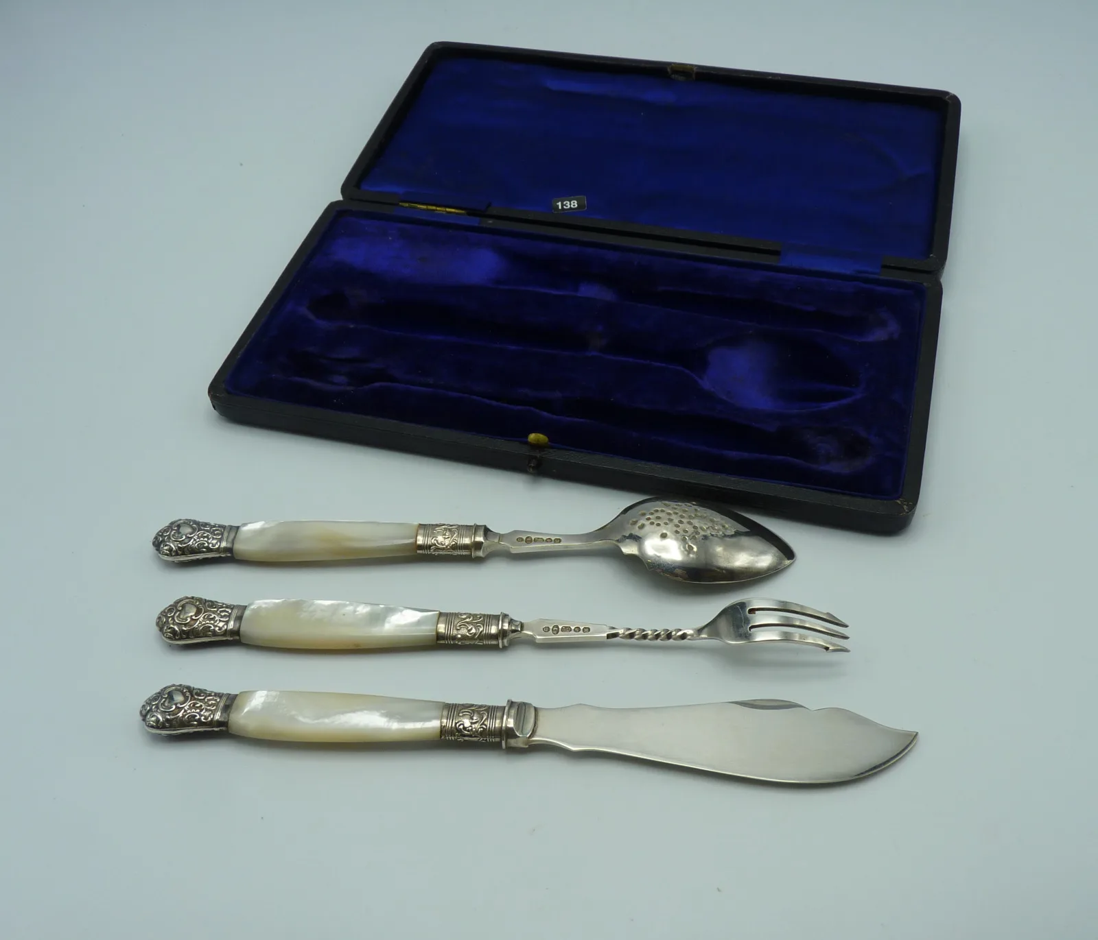 Cased Set of Silver Plated Mother of Pearl Pickle, Butter & Jam Cutlery - Image 2