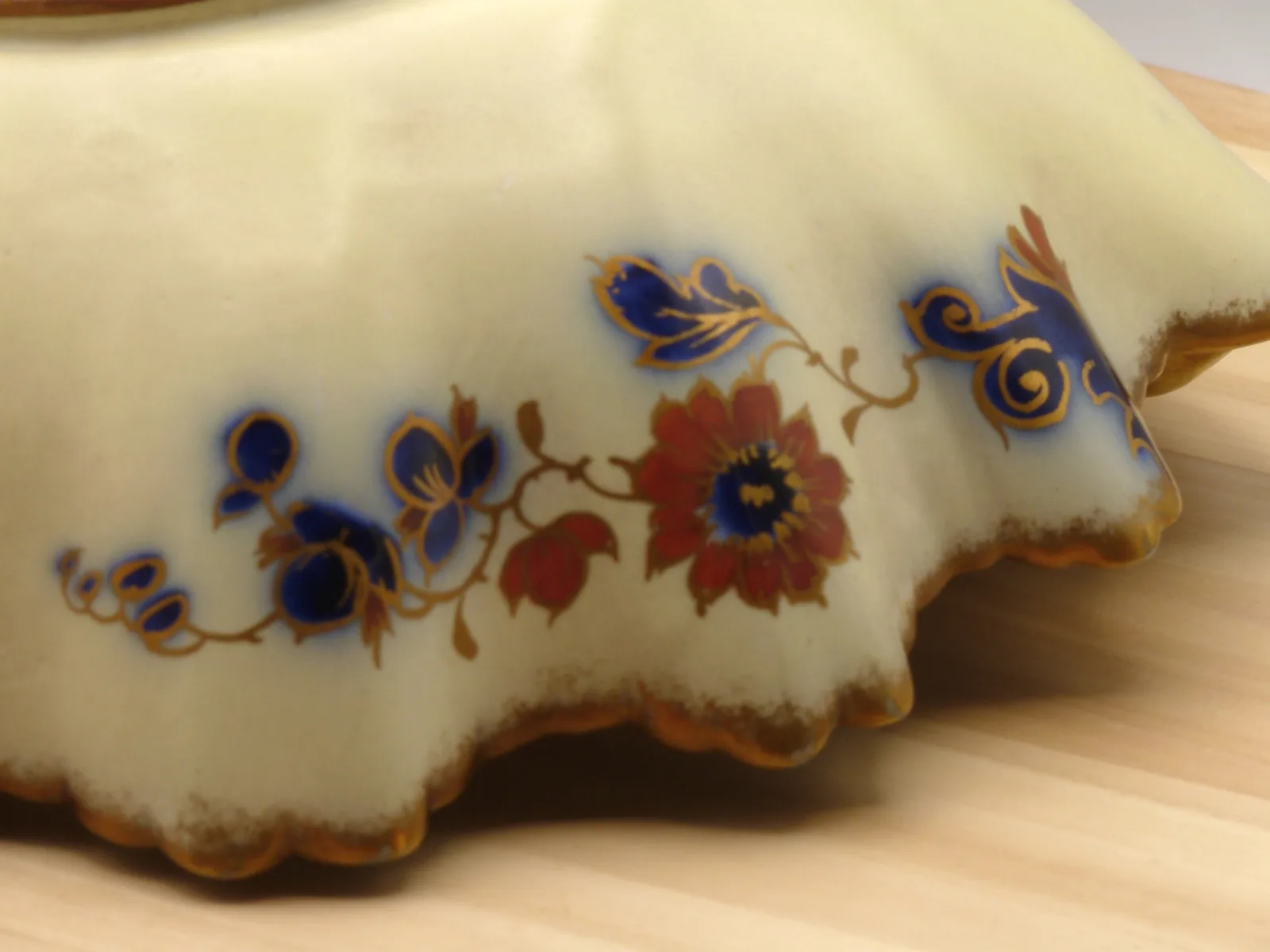 Eye Catching Flow Blue, Heavy Gold & Polychrome Shaped Bowl - Image 15