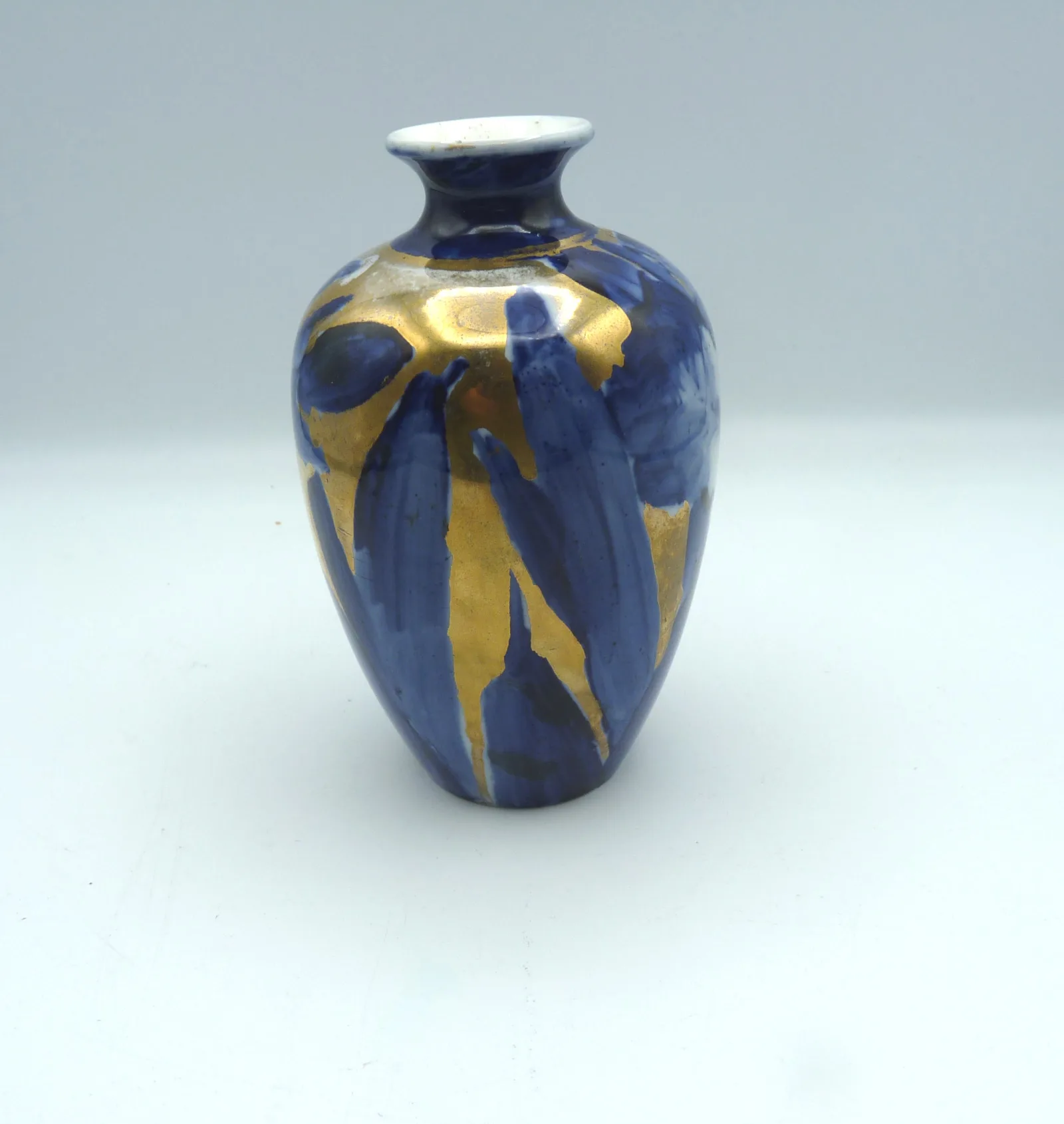 Small  Flow Blue with  Gold Vase - Image 3