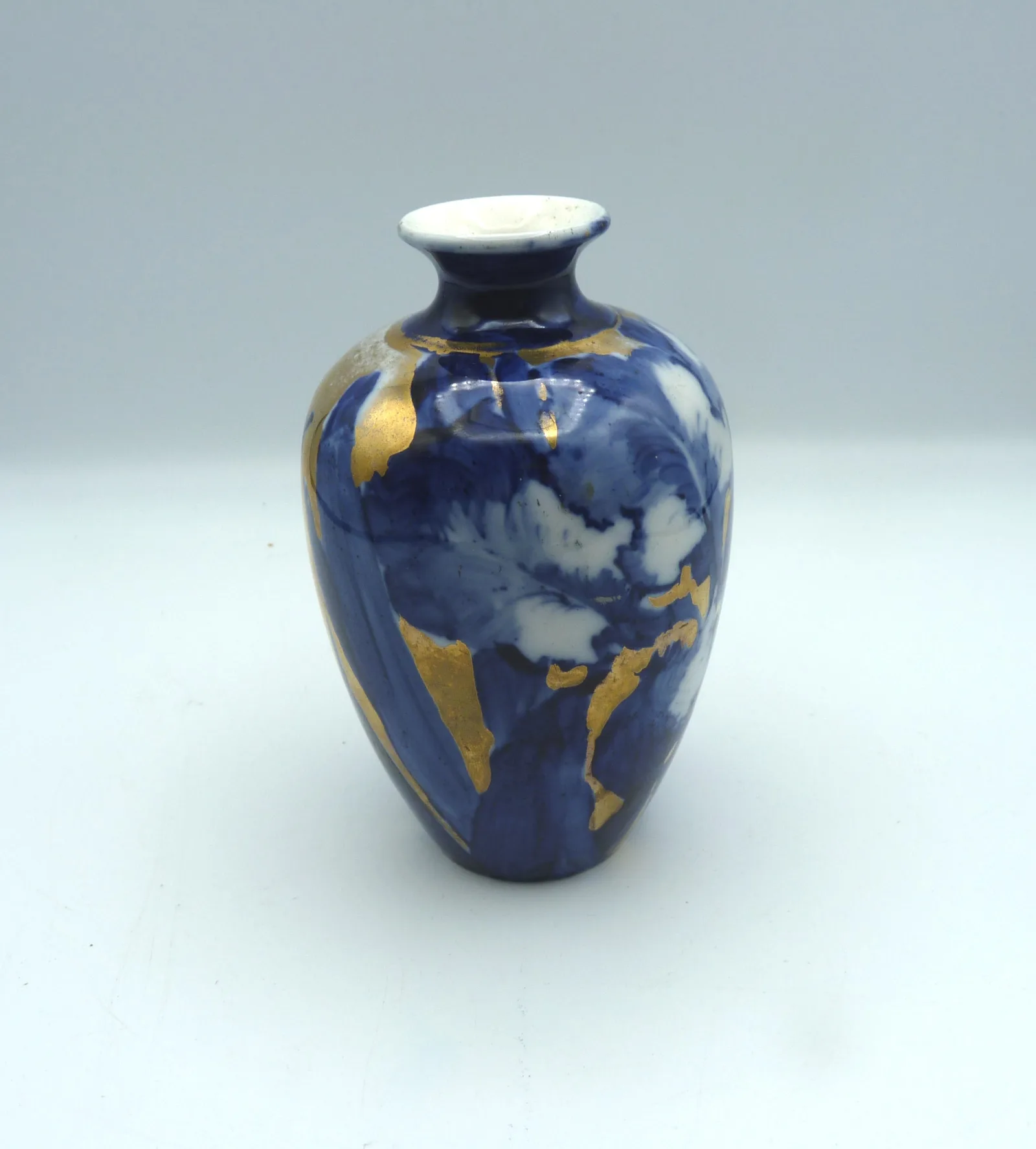Small  Flow Blue with  Gold Vase - Image 4