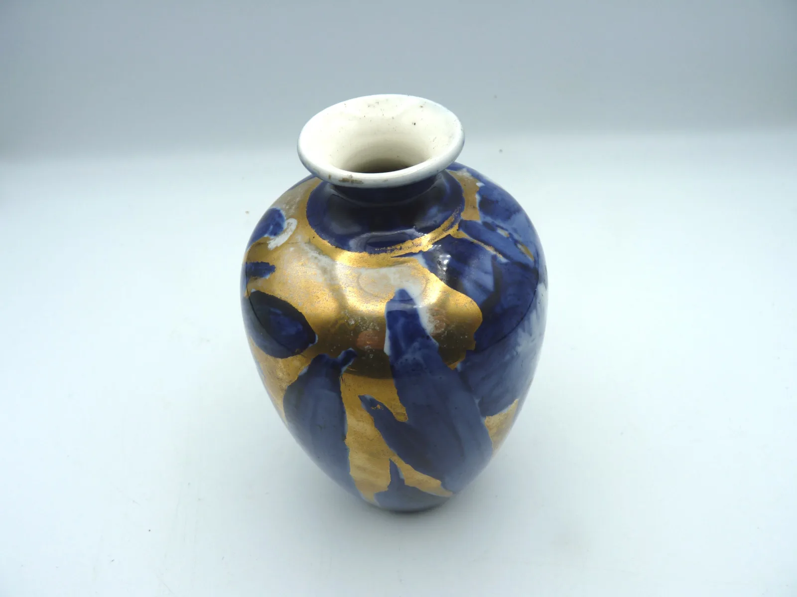 Small  Flow Blue with  Gold Vase - Image 5