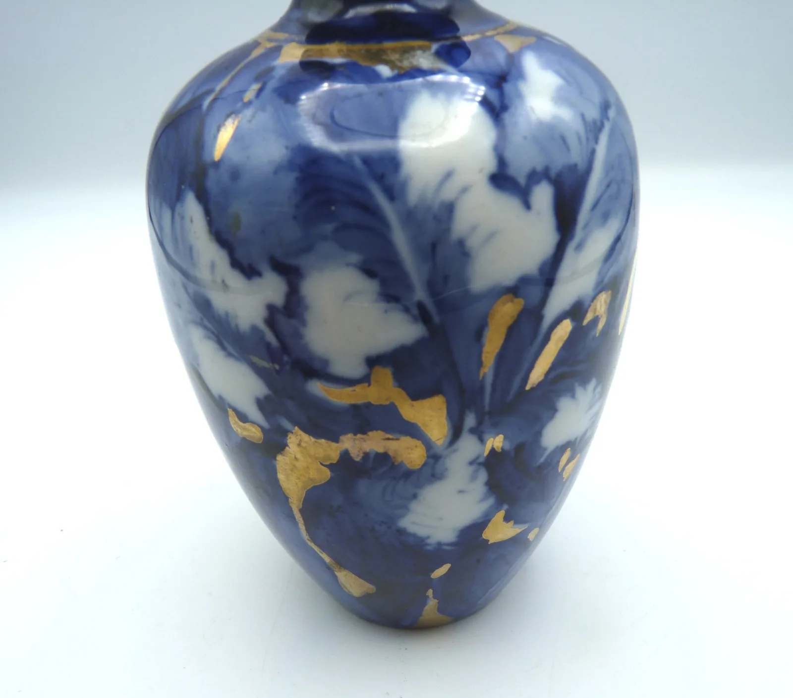 Small  Flow Blue with  Gold Vase - Image 7